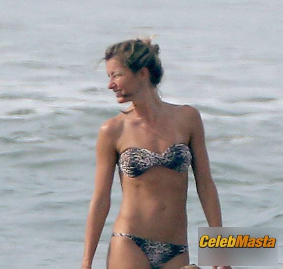Gisele Bundchen and sister Rafaela head out to the beach with the family in Costa Rica photo 14