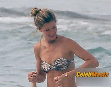 Gisele Bundchen and sister Rafaela head out to the beach with the family in Costa Rica photo 17