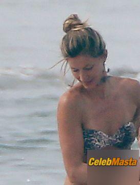 Gisele Bundchen and sister Rafaela head out to the beach with the family in Costa Rica photo 20