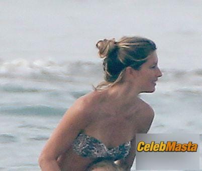 Gisele Bundchen and sister Rafaela head out to the beach with the family in Costa Rica photo 24