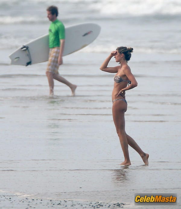 Gisele Bundchen and sister Rafaela head out to the beach with the family in Costa Rica photo 27