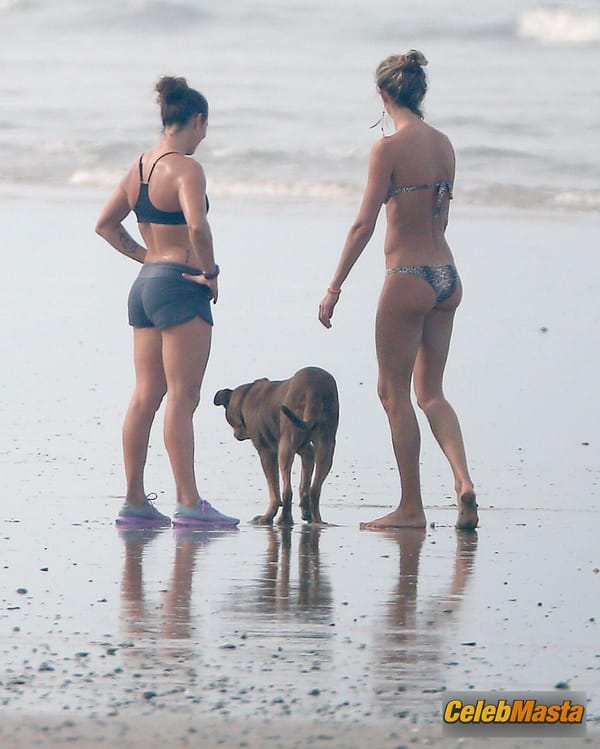 Gisele Bundchen and sister Rafaela head out to the beach with the family in Costa Rica photo 28