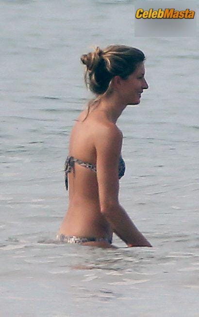 Gisele Bundchen and sister Rafaela head out to the beach with the family in Costa Rica photo 31