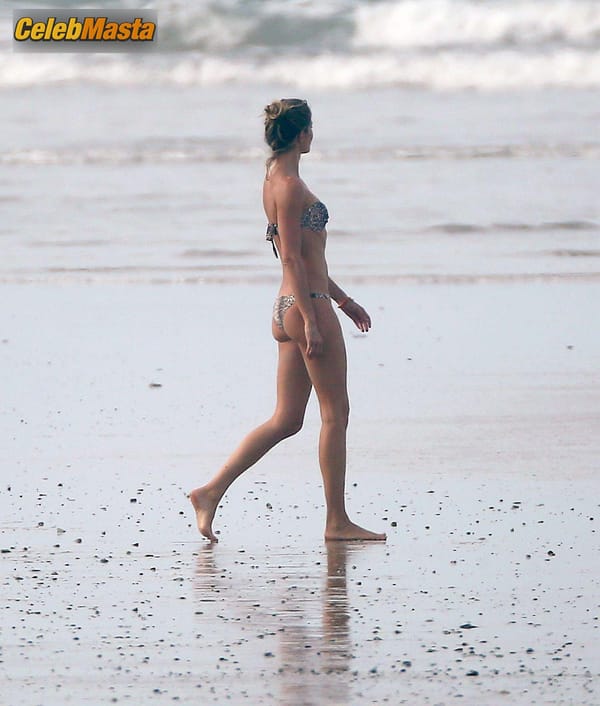Gisele Bundchen and sister Rafaela head out to the beach with the family in Costa Rica photo 35