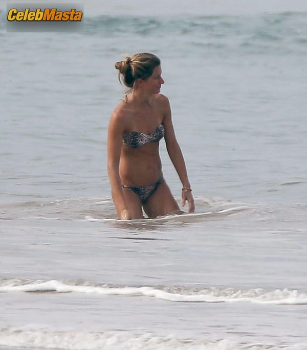 Gisele Bundchen and sister Rafaela head out to the beach with the family in Costa Rica photo 43