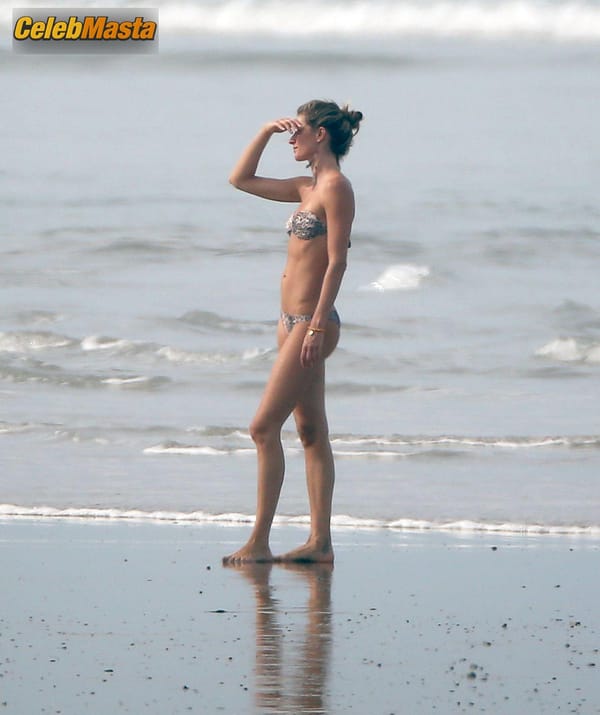 Gisele Bundchen and sister Rafaela head out to the beach with the family in Costa Rica photo 47
