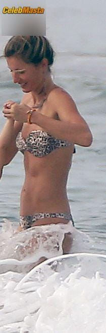 Gisele Bundchen and sister Rafaela head out to the beach with the family in Costa Rica photo 52