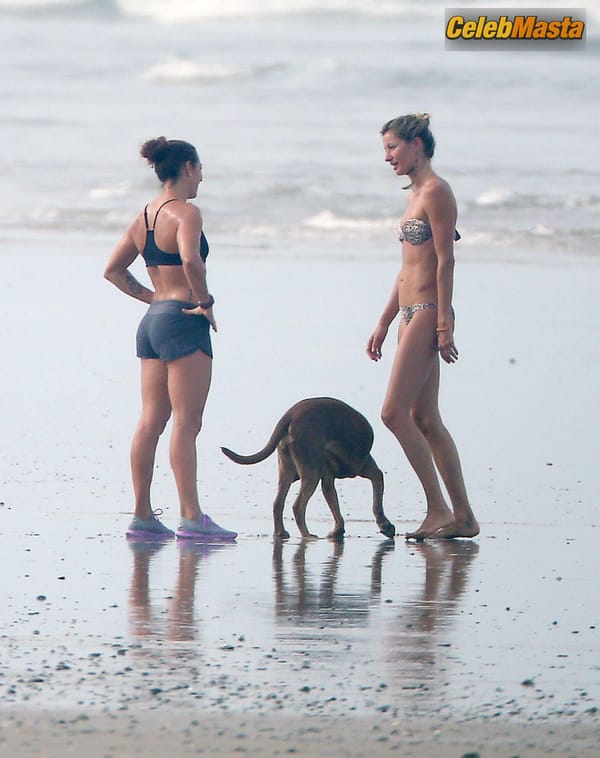 Gisele Bundchen and sister Rafaela head out to the beach with the family in Costa Rica photo 54