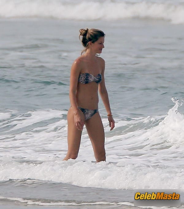 Gisele Bundchen and sister Rafaela head out to the beach with the family in Costa Rica photo 58