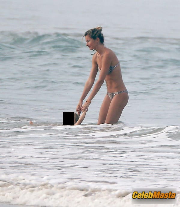 Gisele Bundchen and sister Rafaela head out to the beach with the family in Costa Rica photo 59