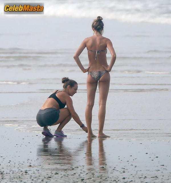 Gisele Bundchen and sister Rafaela head out to the beach with the family in Costa Rica photo 60