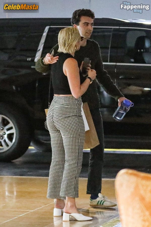 Florence Pugh Flaunts Braless Look In Beverly Hills photo 5