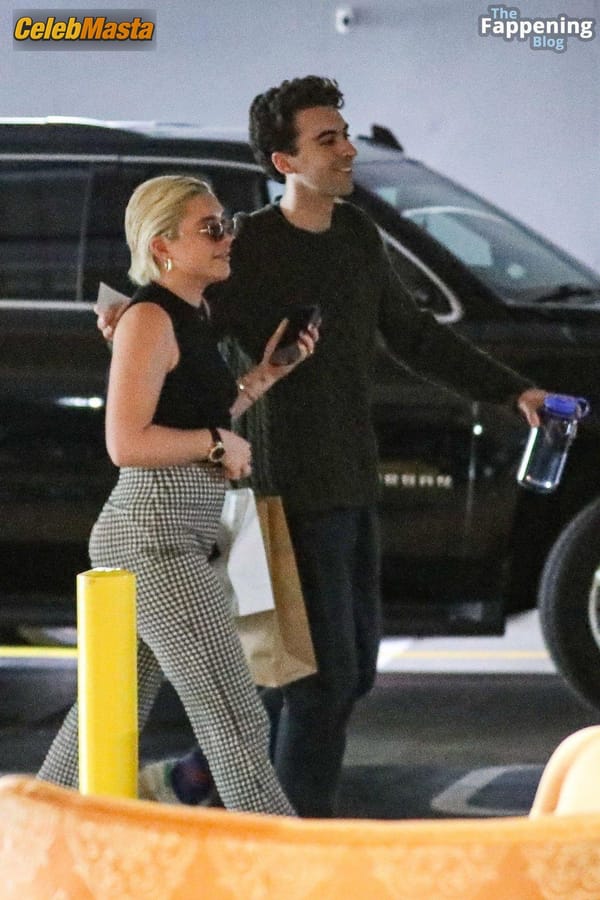 Florence Pugh Flaunts Braless Look In Beverly Hills photo 7