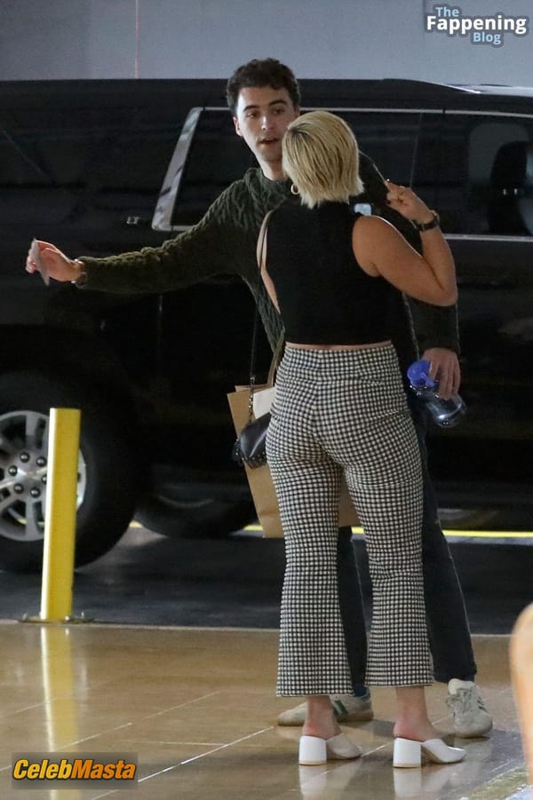 Florence Pugh Flaunts Braless Look In Beverly Hills photo 14