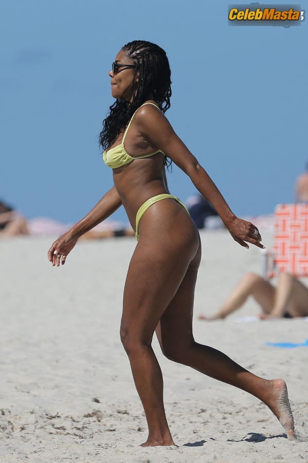 Gabrielle Union Seen with Dwyane Wade Shows Off Her Amazing Body Wearing a Hot Bikini at the Beach in Miami photo 13
