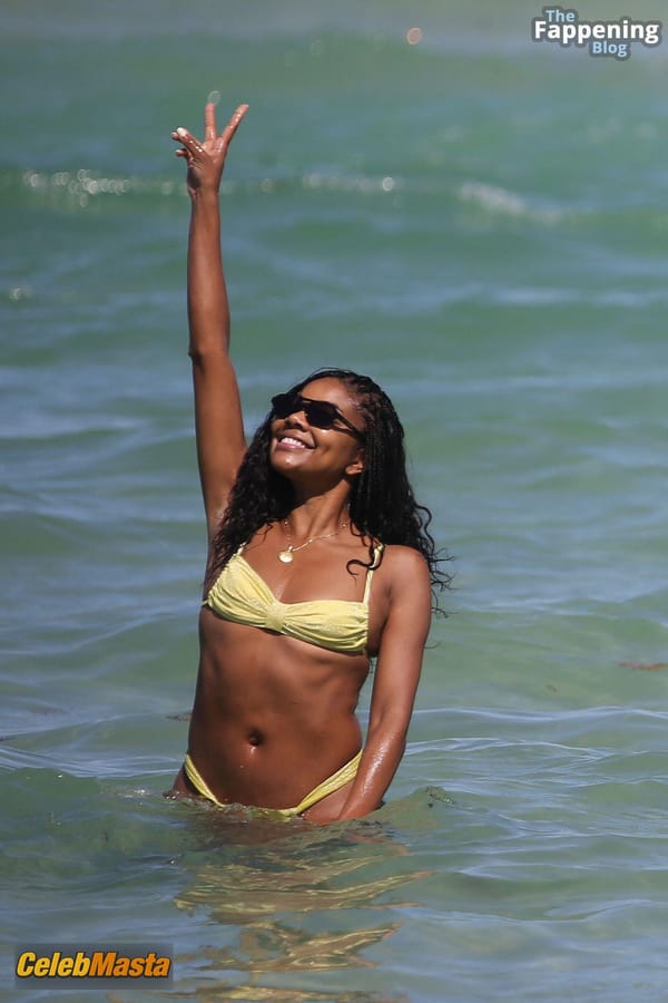 Gabrielle Union Seen with Dwyane Wade Shows Off Her Amazing Body Wearing a Hot Bikini at the Beach in Miami photo 45
