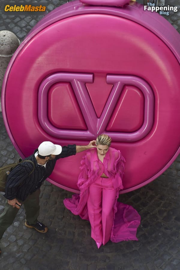 Florence Pugh Flashes Her Hot Tits During a Photoshoot for Valentinos New Campaign in Rome photo 5