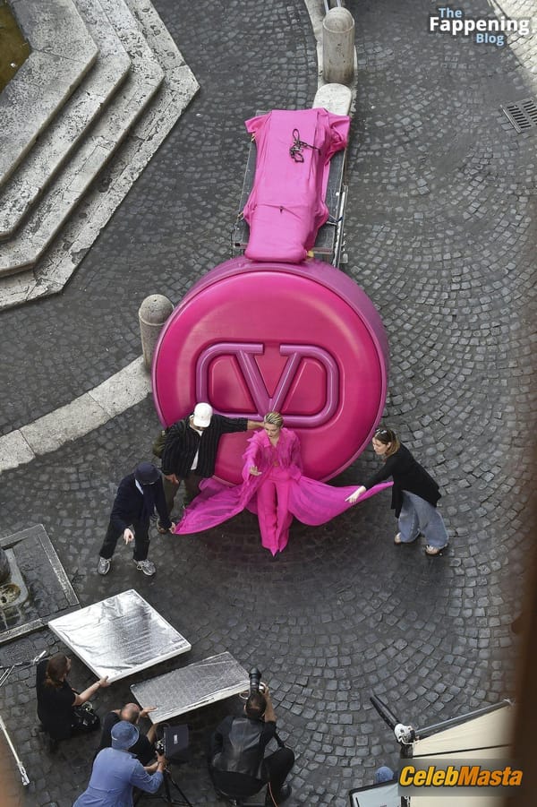 Florence Pugh Flashes Her Hot Tits During a Photoshoot for Valentinos New Campaign in Rome photo 6