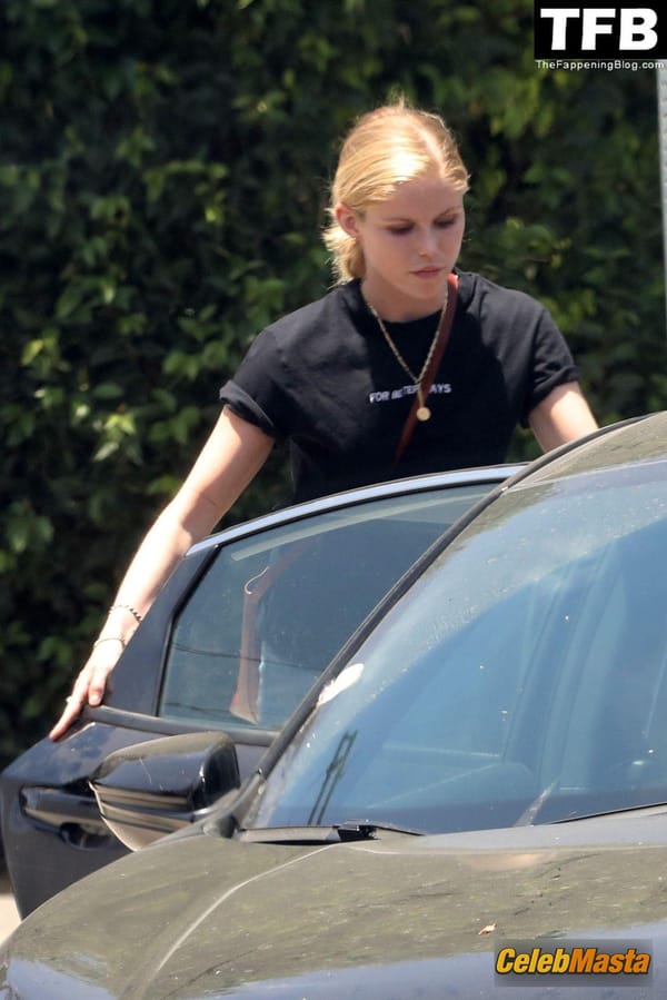 Erin Moriarty Seen Flaunting Her Hot Legs Wearing Shorts At Kings Road Cafe in West Hollywood photo 14
