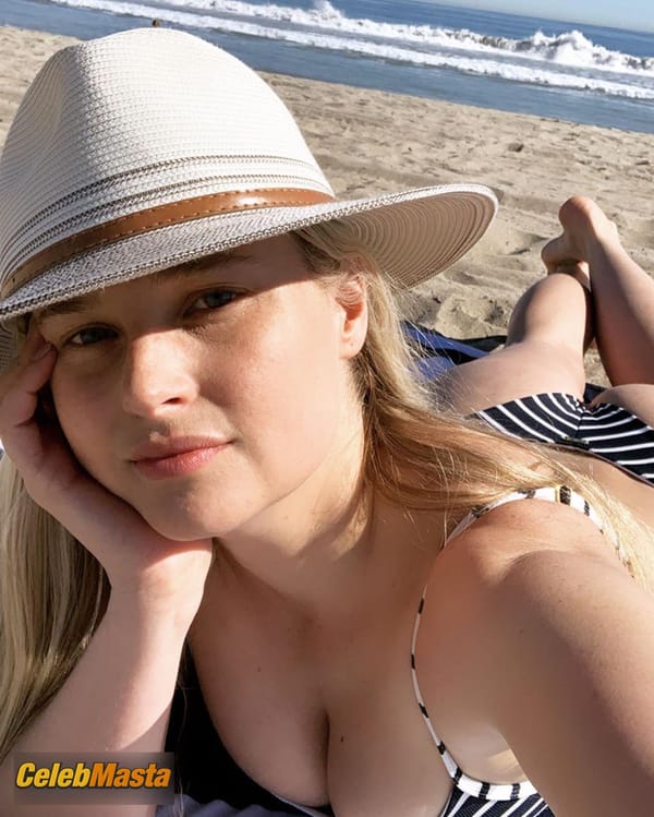 Genevieve Morton hot bikini photos photo 3