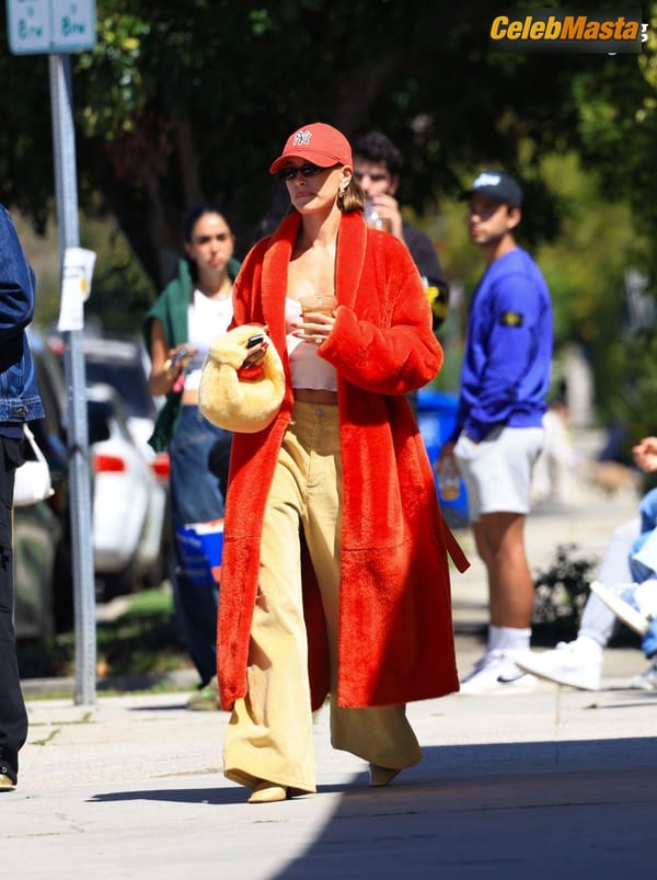 Hailey Baldwin Seen with Justin Bieber Holding Hands and Sharing a Hot Kiss as They Exit the Great White in West Hollywood photo 28