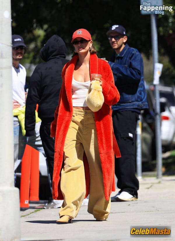 Hailey Baldwin Seen with Justin Bieber Holding Hands and Sharing a Hot Kiss as They Exit the Great White in West Hollywood photo 29
