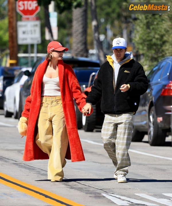Hailey Baldwin Seen with Justin Bieber Holding Hands and Sharing a Hot Kiss as They Exit the Great White in West Hollywood photo 37