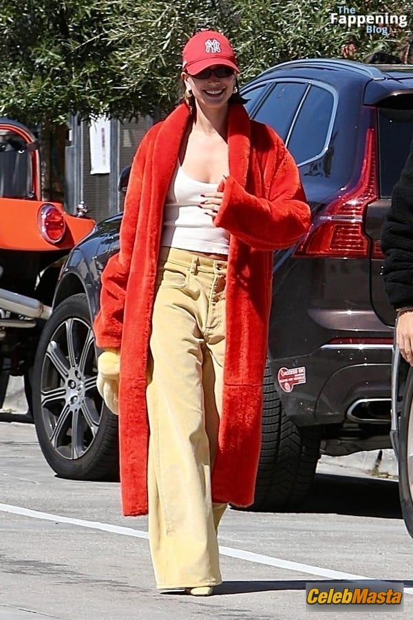 Hailey Baldwin Seen with Justin Bieber Holding Hands and Sharing a Hot Kiss as They Exit the Great White in West Hollywood photo 38