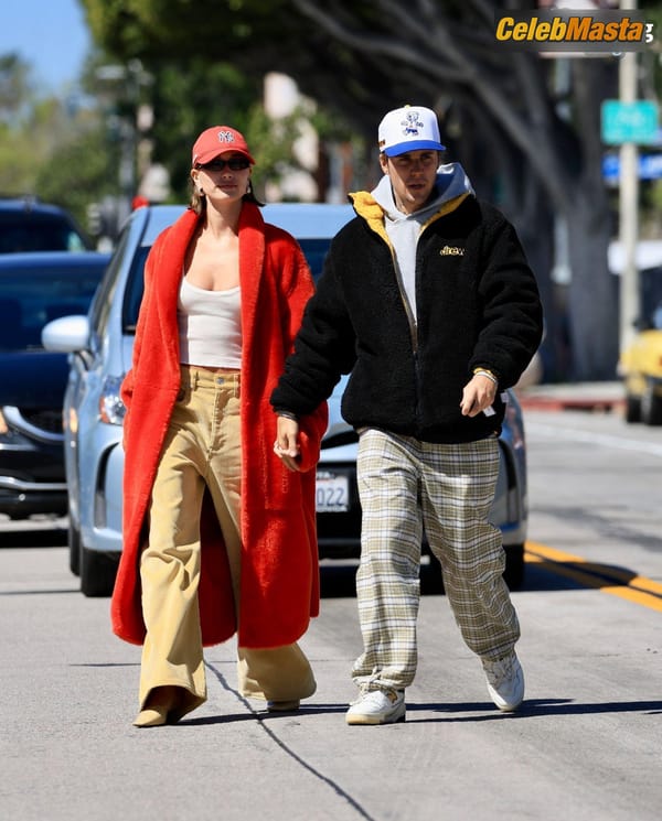 Hailey Baldwin Seen with Justin Bieber Holding Hands and Sharing a Hot Kiss as They Exit the Great White in West Hollywood photo 41