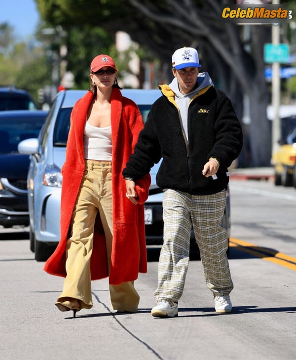Hailey Baldwin Seen with Justin Bieber Holding Hands and Sharing a Hot Kiss as They Exit the Great White in West Hollywood photo 42
