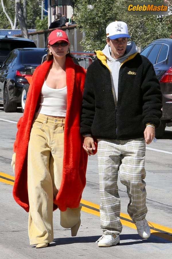 Hailey Baldwin Seen with Justin Bieber Holding Hands and Sharing a Hot Kiss as They Exit the Great White in West Hollywood photo 48