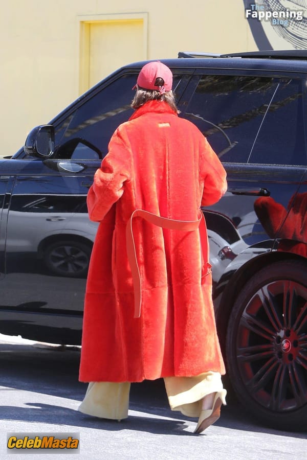 Hailey Baldwin Seen with Justin Bieber Holding Hands and Sharing a Hot Kiss as They Exit the Great White in West Hollywood photo 49