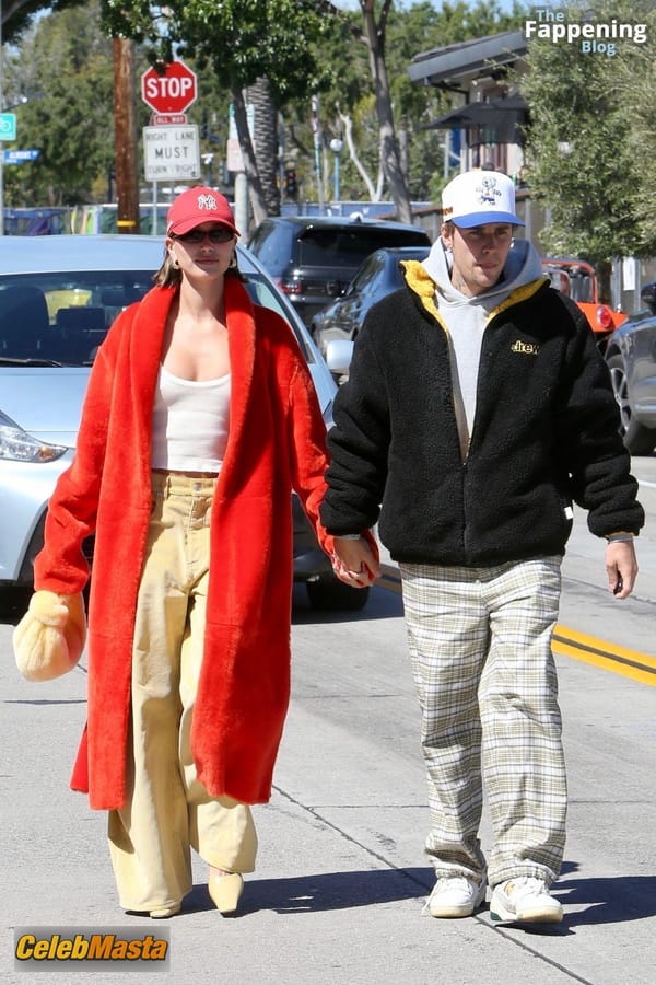 Hailey Baldwin Seen with Justin Bieber Holding Hands and Sharing a Hot Kiss as They Exit the Great White in West Hollywood photo 50