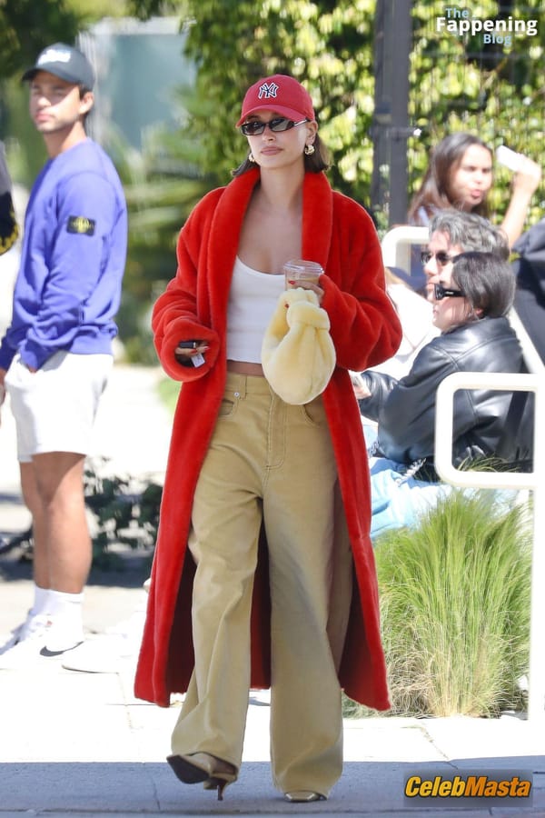 Hailey Baldwin Seen with Justin Bieber Holding Hands and Sharing a Hot Kiss as They Exit the Great White in West Hollywood photo 52