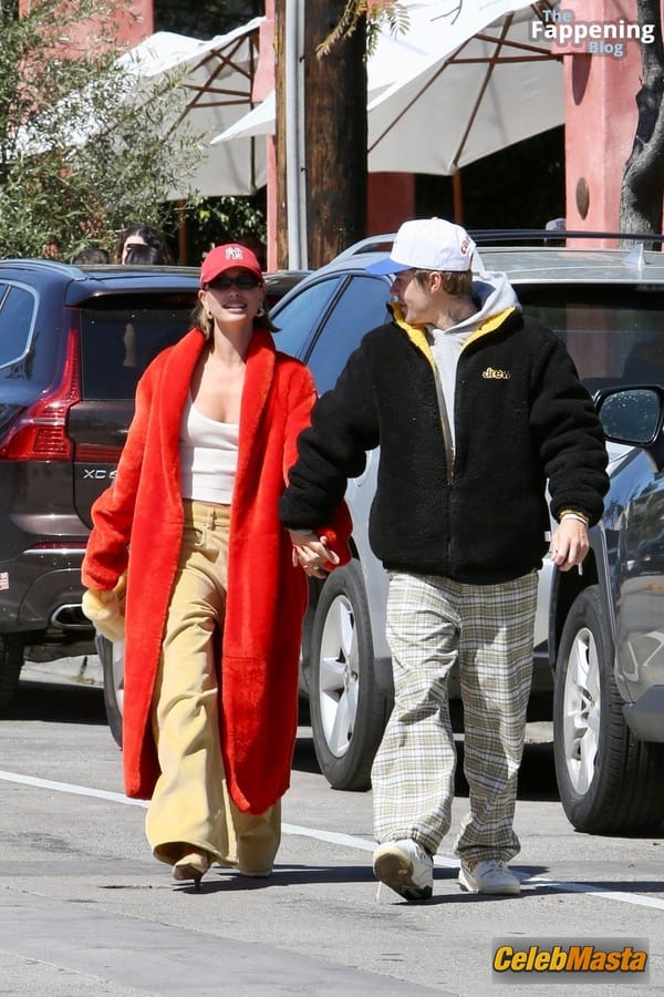 Hailey Baldwin Seen with Justin Bieber Holding Hands and Sharing a Hot Kiss as They Exit the Great White in West Hollywood photo 53