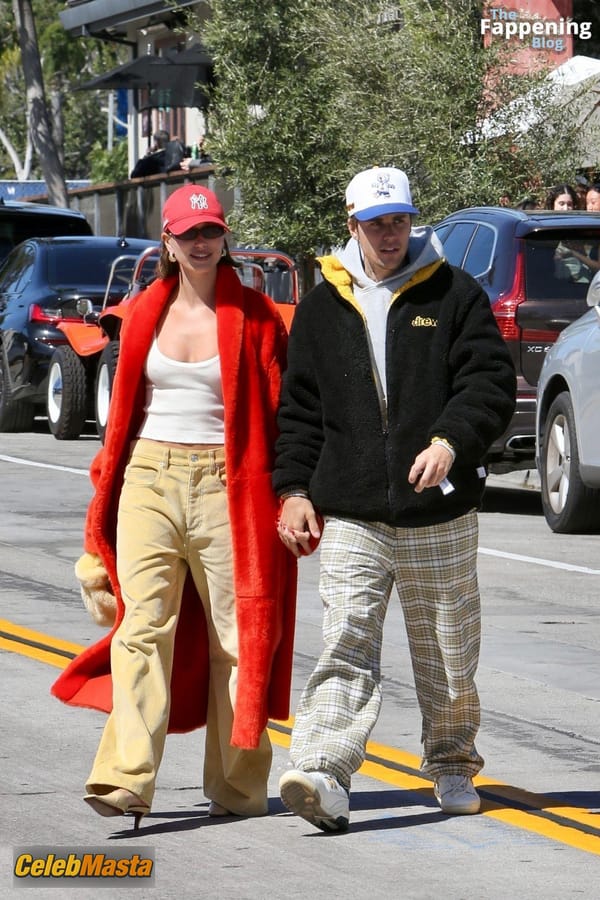 Hailey Baldwin Seen with Justin Bieber Holding Hands and Sharing a Hot Kiss as They Exit the Great White in West Hollywood photo 54
