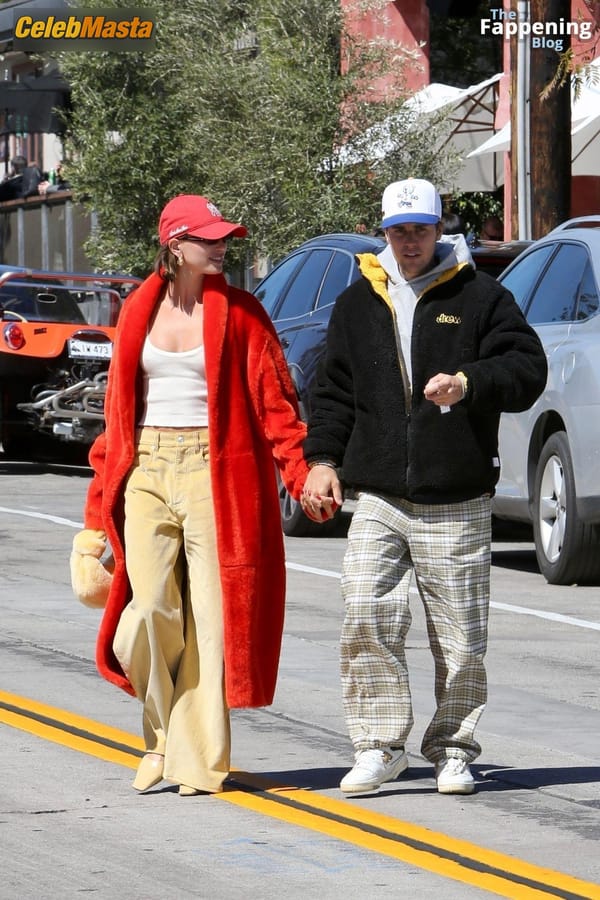 Hailey Baldwin Seen with Justin Bieber Holding Hands and Sharing a Hot Kiss as They Exit the Great White in West Hollywood photo 57