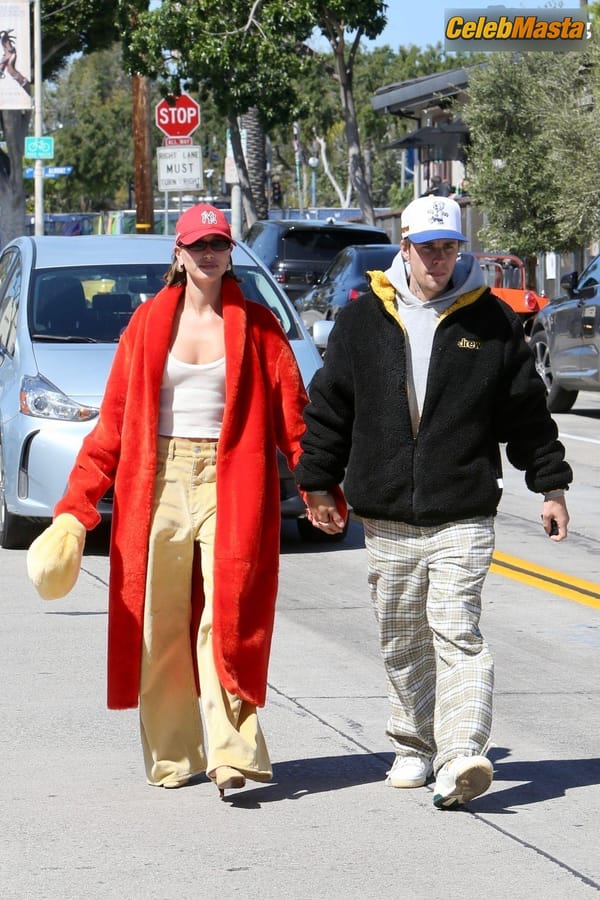 Hailey Baldwin Seen with Justin Bieber Holding Hands and Sharing a Hot Kiss as They Exit the Great White in West Hollywood photo 60