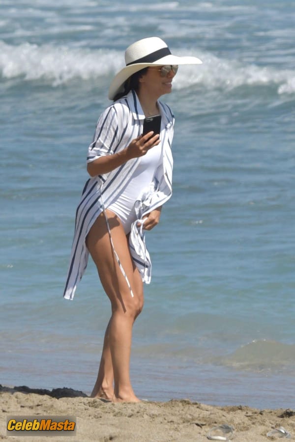 Eva Longoria and husband Pepe Baston seen on a family holiday at the beach in Marbella photo 13