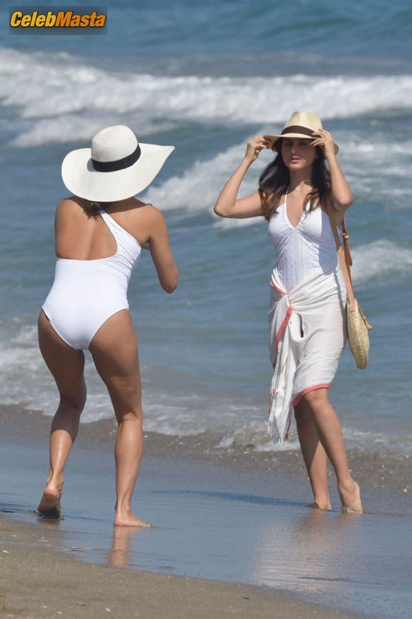 Eva Longoria and husband Pepe Baston seen on a family holiday at the beach in Marbella photo 15