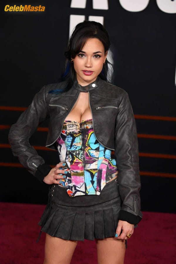Sofia Gomez Gallery: Shows Off Her Hot Cleavage And Legs At A Complete Unknown photo 7