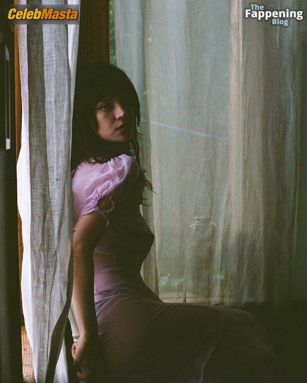 Sophie Thatcher Gallery: Flaunts Her Look At Emma Thatcher’s Photo Shoot photo 3