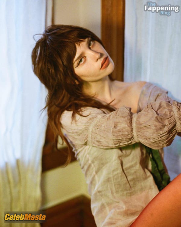 Sophie Thatcher Gallery: Flaunts Her Look At Emma Thatcher’s Photo Shoot photo 5
