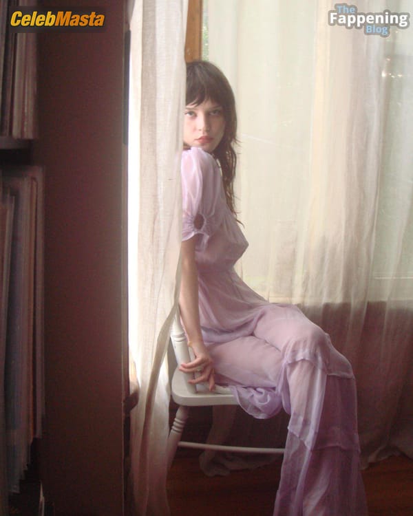 Sophie Thatcher Gallery: Flaunts Her Look At Emma Thatcher’s Photo Shoot photo 6