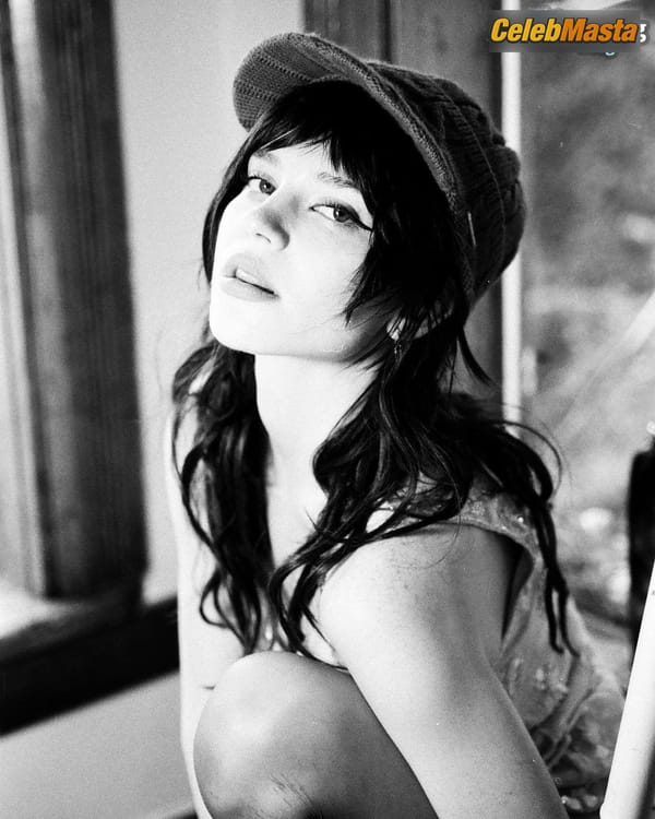 Sophie Thatcher Gallery: Flaunts Her Look At Emma Thatcher’s Photo Shoot photo 7
