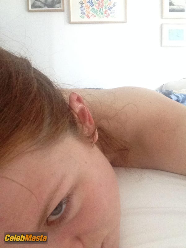 Bonnie Wright Photo Gallery: Sexual Bedroom Photos photo 1