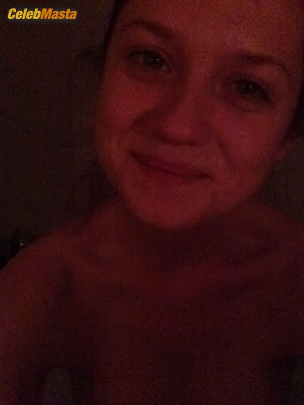 Bonnie Wright Photo Gallery: Sexual Bedroom Photos photo 2