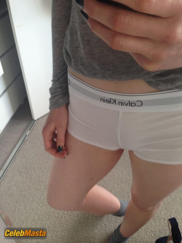 Bonnie Wright Photo Gallery: Sexual Bedroom Photos photo 3