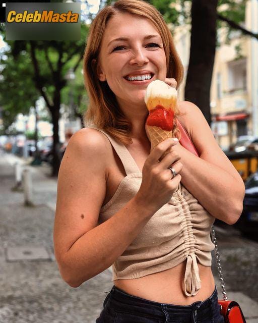 Iris Mareike Steen Pics: Social Media Photos Collection photo 5