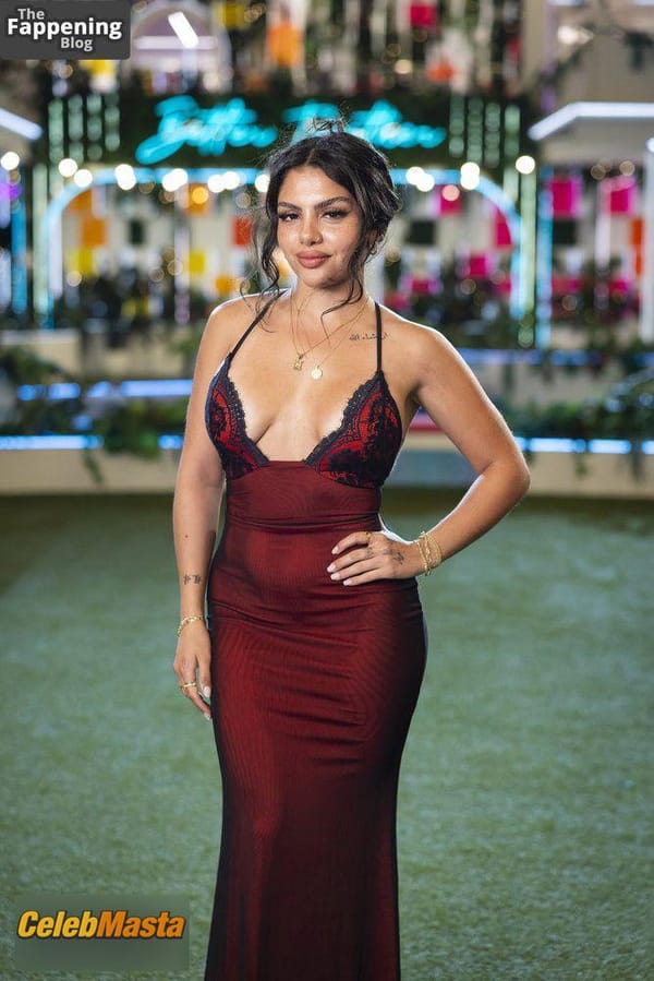 Huda Mustafa Photo Gallery: Photos Showing Off Her Fit Body, Hot Booty And Curves photo 7
